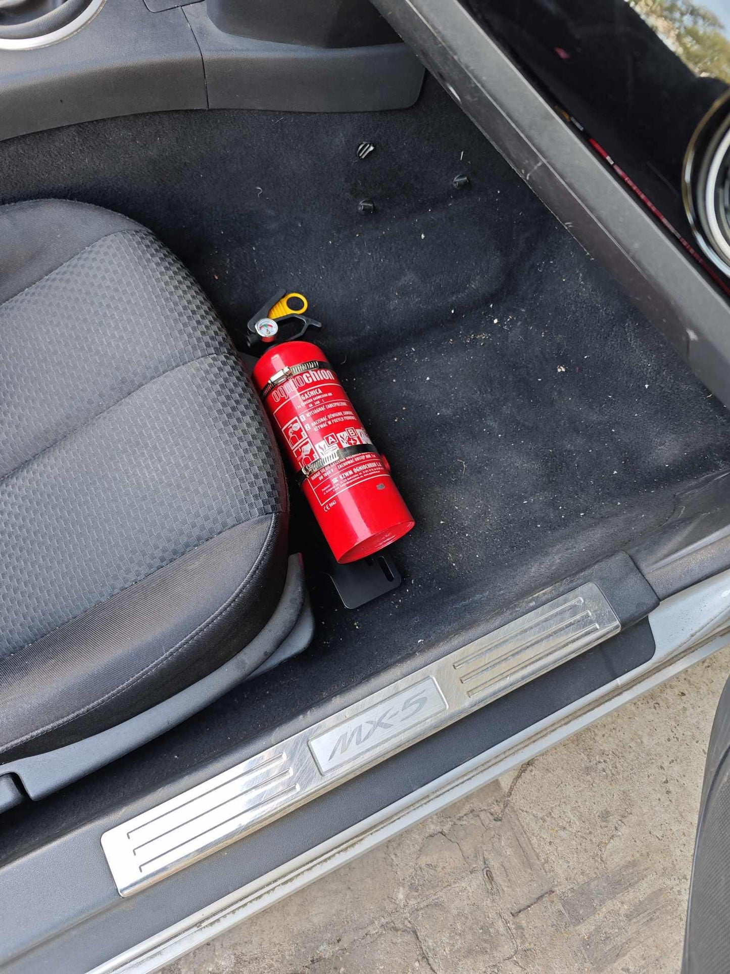 Mocowanie gaśnicy z funkcją Quick release do  Mazda mx5 NC